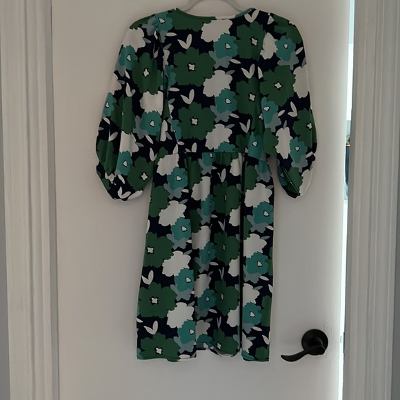 With pockets dress perfect for traveling or shopping - Picture 2 of 3